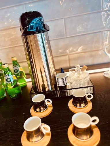 Café e bebidas oferecidos na BM Barbearia